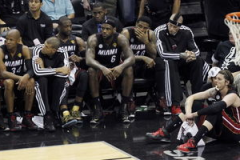 nba总决赛第五场视频直播,巅峰对决，自由人约内斯库助纽约夺冠