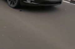警方通报特斯拉撞人,司机奇迹生还，引发安全性能热议