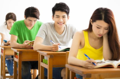 娱乐吃瓜酱大学生上课,揭秘大学生课堂上的“吃瓜”瞬间