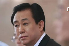 许家印前妻资产被冻 每月可花2万英镑,许家印前妻资产冻结，每月生活费2万英镑引发热议