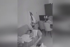 地震瞬间男子跑开两秒后奔向妻子,男子舍己救妻，彰显人间真情